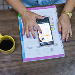 Pessoa usando o celular